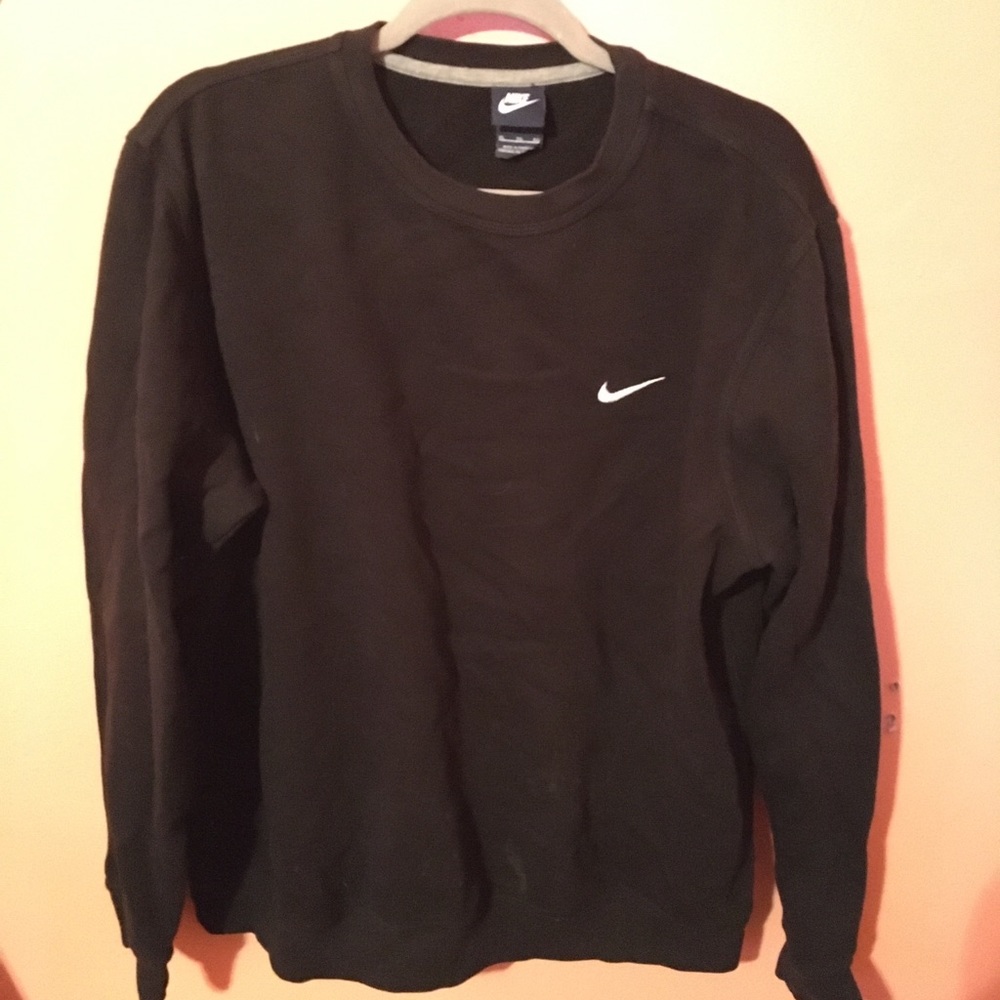 Black Nike crew neck sweatshirt